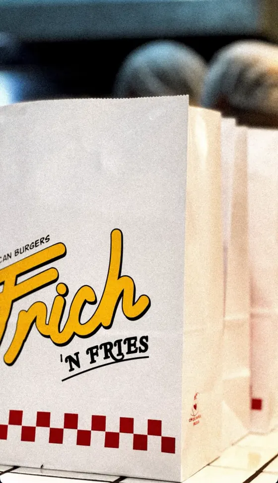Bolsa de papel blanca de Frich 'n Fries con el logo