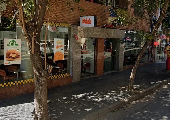 Frente del local de Nueva Córdoba, sobre la vereda arbolada de Ituzaingó